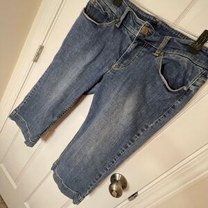 Tahari medium wash denim capris size 12